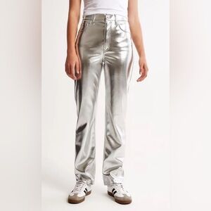 NWOT - Abercrombie & Fitch Curve Love 90s Straight Pant in Silver Size 2